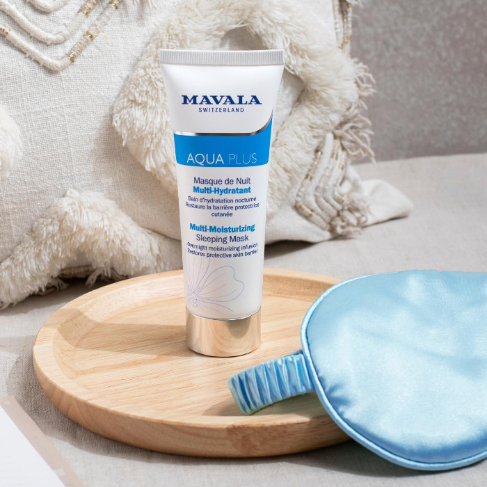 La CREMA DE MANOS MAVALA está especialmente formulada para manos secas, dañadas o simplemente para aquellas que quieren protección. Esta crema se compone de una mezcla de colágeno marino, muy hidratante, y alantoína conocida por sus propiedades calmantes, que suaviza la piel seca y previene las asperezas y el enrojecimiento. Un producto ligero que penetra e hidrata la piel, dejando una película no pegajosa que protege las manos de las agresiones diarias.