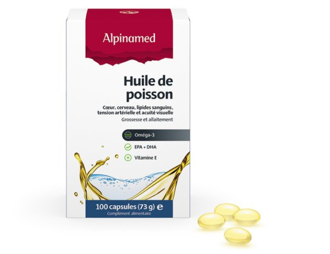 Alpinamed AG extraits spéciaux ou standards HUILE DE POISSON CAPSULES ACIDES GRAS OMÉGA-3 NATURELS POUR VOTRE SANTÉ Acides gras oméga-3 naturels pour votre santé Les acides gras oméga-3 constituent un groupe à part au sein des acides gras insaturés. Ils font partie des acides gras essentiels et sont par conséquent vitaux. Mais l’organisme ne peut pas les produire lui-même. Ils étaient autrefois appelés vitamine F. L’huile de poisson est une source d’acides gras oméga-3 naturels et précieux, dont les principaux représentants sont l’EPA (acide eicosapentanoïque) et le DHA (acide docosahexaénoïque). De plus, les capsules Alpinamed d’huile de poisson contiennent de la vitamine E naturelle. Cette dernière aide à protéger les cellules contre le stress oxydatif.  Dosage Comme complément alimentaire, prendre 2 capsules par jour, en une seule fois ou réparties sur la journée. Les capsules molles sont agréables à avaler. Veuillez lire la notice d’emballage.​​​​​​​ Boîte originale de 100 capsules. Fabriqué en Suisse. Disponible en pharmacie et en droguerie.